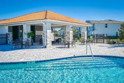 a house with a swimming pool and a patio at Villa 4 Quartos c/ Piscina Perto da Disney + Temas in Orlando