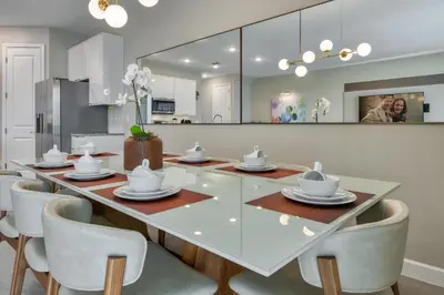 a dining room with a glass table and chairs at Villa 4 Quartos c/ Piscina Perto da Disney + Temas in Orlando