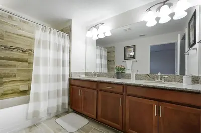 a bathroom with two sinks and a large mirror at Casa Espaçosa + Piscina Privada + Resort TOP in Kissimmee