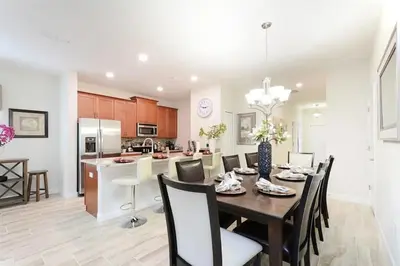 a kitchen and dining room with a table and chairs at Casa Espaçosa + Piscina Privada + Resort TOP in Kissimmee