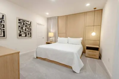 a bedroom with a large white bed in a room at Brand New12 Bedrooms Single Family Paradiso 09HI in Orlando