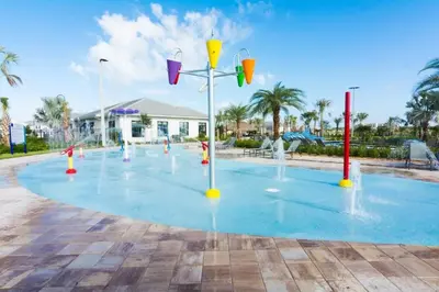 a large pool with water fountains on it at Townhouse 4Q em Storey Lake – 10 min da Disney in Kissimmee