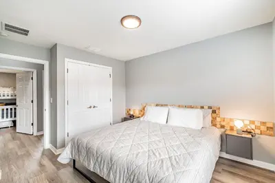 a bedroom with a bed with a white bedspread at Casa Moderna 3Q c/ Piscina Aquecida – 10min Disney in Kissimmee