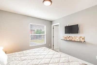 a bedroom with a bed and a flat screen tv at Casa Moderna 3Q c/ Piscina Aquecida – 10min Disney in Kissimmee