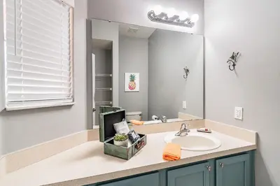 a bathroom with a sink and a mirror at Casa Moderna 3Q c/ Piscina Aquecida – 10min Disney in Kissimmee