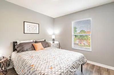 a bedroom with a bed and a window at Casa Moderna 3Q c/ Piscina Aquecida – 10min Disney in Kissimmee