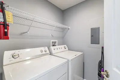 a white laundry room with a washer and dryer at Casa Moderna 3Q c/ Piscina Aquecida – 10min Disney in Kissimmee