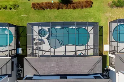 a building with a mural of a face on it at Casa 6Q Paradiso Grande. Piscina + Sala de Jogos in Orlando