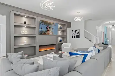 a living room with a couch and a fireplace at Casa 6Q Paradiso Grande. Piscina + Sala de Jogos in Orlando