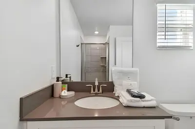 a bathroom with a sink and a mirror at Luxo Storey Lake | 5Q Piscina Aquecida & Resort in Kissimmee
