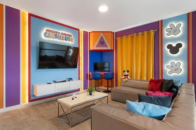 a living room with a couch and a table at Casa 5Q Storey Lake –10 min da Disney in Kissimmee