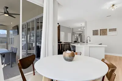 a kitchen and dining room with a white table and chairs at Luxo 5Q Windsor Hills c/ Piscina e Game Room in Orlando