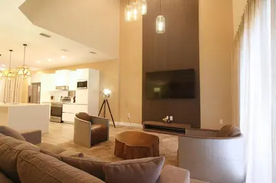 a living room with a couch and a tv at Casa Luxo 4 Suítes no Magic Village in Kissimmee