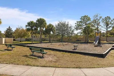 a park with two benches and a playground at Casa 4Q perto da Disney + Piscina no Clube in Kissimmee