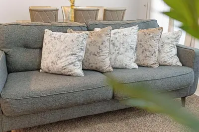 a blue couch with pillows on it in a living room at Casa 4Q perto da Disney + Piscina no Clube in Kissimmee