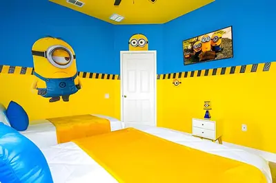 a childs bedroom with yellow and blue walls at Casa 4Q Windsor Hills c/ Piscina e Game Room in Orlando