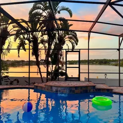 Orlando Lakefront Pool Villa 25 min Disney & Univ