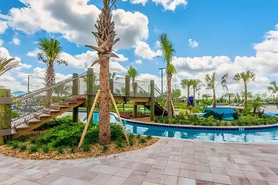 a resort with a pool and palm trees at Casa 6Q c/ Piscina – 10 Min da Disney in Kissimmee