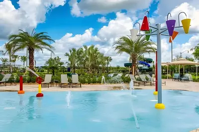 a pool with water fountains in a resort at Casa 6Q c/ Piscina – 10 Min da Disney in Kissimmee
