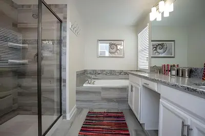 a bathroom with a walk in shower and a sink at Casa 6Q c/ Piscina – 10 Min da Disney in Kissimmee