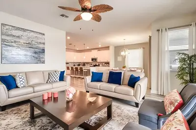a living room with couches and a table at Casa 6Q c/ Piscina + Temas Disney – Storey Lake in Kissimmee