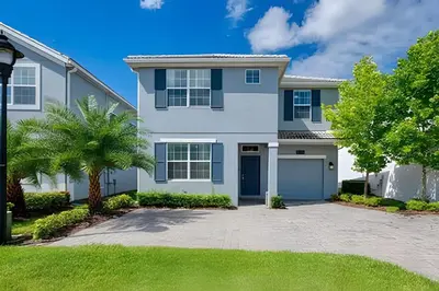 a large white house with a palm tree at Casa 6Q c/ Piscina + Temas Disney – Storey Lake in Kissimmee