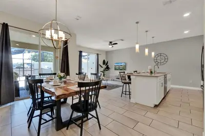 a dining room and kitchen with a table and chairs at TVPM-4981WA/SL in Kissimmee