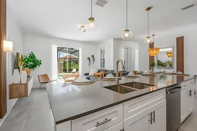a kitchen with a sink and a living room at Casa 4Q Storey Lake c/ Piscina e Quartos Disney in Kissimmee