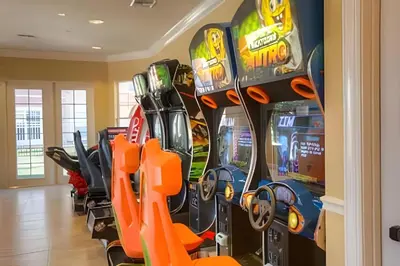 a row of video game machines in a room at Apartamento 3Q Vista Cay Perto dos Parques in Orlando