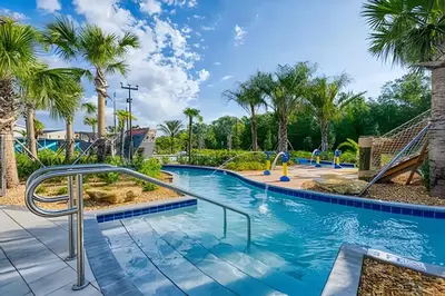 a pool at a resort with palm trees at Casa 4Q Disney c/ Piscina e Quartos Temáticos in Kissimmee