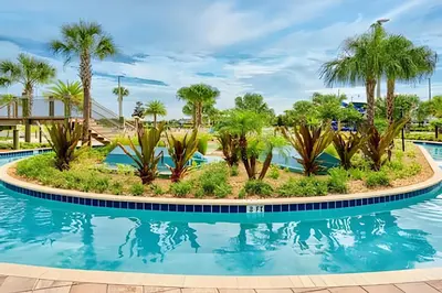 a pool at the resort with palm trees at Charmosa Casa 4Q c/ Piscina - Perto da Disney in Kissimmee
