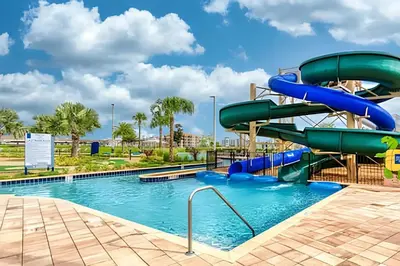 a water slide in a pool at a resort at Charmosa Casa 4Q c/ Piscina - Perto da Disney in Kissimmee
