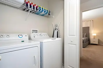 a white laundry room with a washer and dryer at Casa 4Q c/ Piscina e Temas Mickey & Harry Potter in Kissimmee