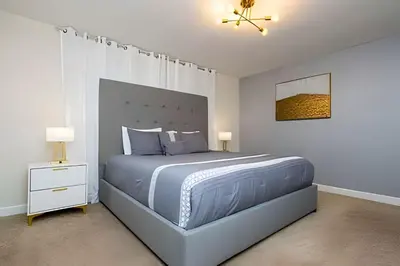 a bedroom with a king sized bed and a window at Casa 4Q c/ Piscina e Temas Mickey & Harry Potter in Kissimmee