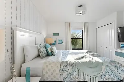 a white bedroom with a bed and a window at Villa 6Q Luxo c/ Piscina, Spa e Perto da Disney in Kissimmee