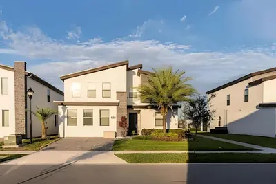 a row of houses in a residential neighborhood at Villa 6Q Storey Lake c/ Piscina, Spa e EV Charger in Kissimmee