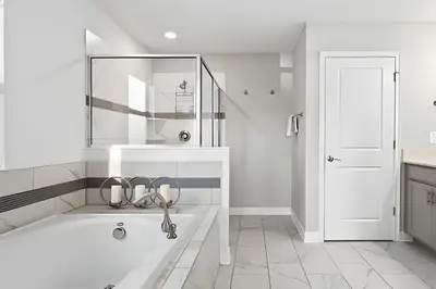 a white bathroom with a tub and a sink at Villa 6Q Storey Lake c/ Piscina, Spa e EV Charger in Kissimmee