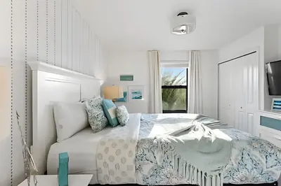 a white bedroom with a bed and a window at Villa 6Q Storey Lake c/ Piscina, Spa e EV Charger in Kissimmee