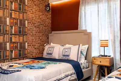 a bedroom with a bed and a brick wall at Casa 4Q c/ Piscina e Quartos Temáticos in Kissimmee