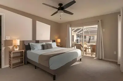 a bedroom with a bed and a ceiling fan at Casa 4Q c/ Piscina e Game Room – Perto Disney in Orlando