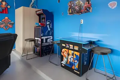 a room with a video game system and a table and stools at Casa 4Q c/ Piscina e Game Room – Perto Disney in Orlando
