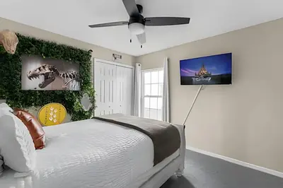 a bedroom with a bed and a ceiling fan at Casa 4Q c/ Piscina e Game Room – Perto Disney in Orlando