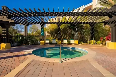a swimming pool in a courtyard with a pergola at Apto 3Q Vista Cay Perto da Universal e OCCC in Orlando