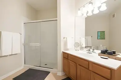 a bathroom with a shower and a sink at Apto 3Q Vista Cay Perto da Universal e OCCC in Orlando