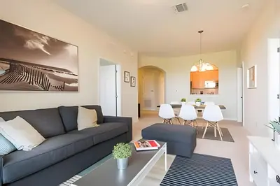 a living room with a couch and a table at Apto 3Q Vista Cay Perto da Universal e OCCC in Orlando