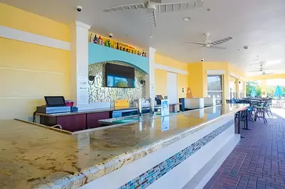 a lobby with a large counter with a bar at Apto 3Q Vista Cay Perto da Universal e OCCC in Orlando