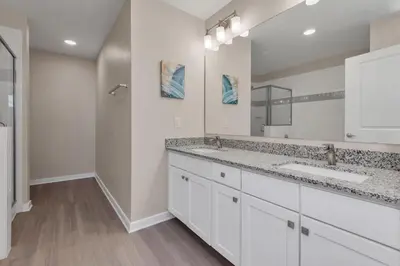 a bathroom with two sinks and a large mirror at WOW New Upscale Penthouse in Orlando