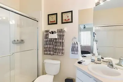 a bathroom with a toilet and a sink and a shower at Condo 3Q Windsor Hills — Perto da Disney in Orlando