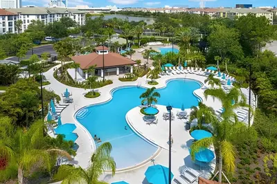 an aerial view of the pool at a resort at Townhouse Moderna 4Q — Perto da Universal in Orlando
