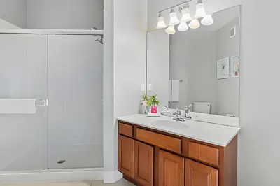 a bathroom with a sink and a shower at Apartamento 3Q Vista Cay c/ Varanda e Jogos in Orlando